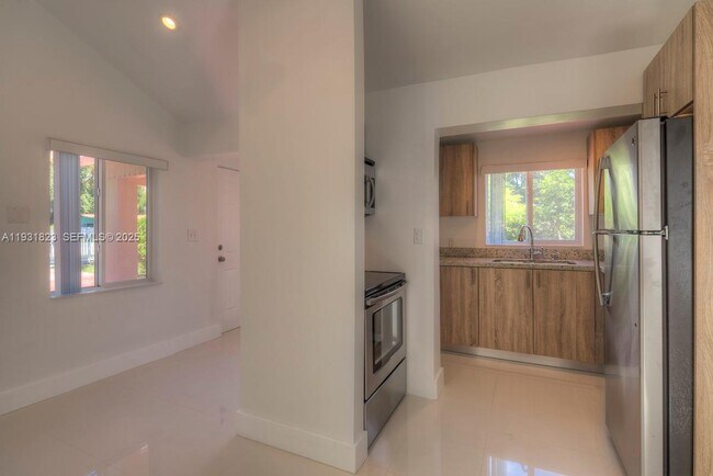 Building Photo - 14935 NE 11th Ct