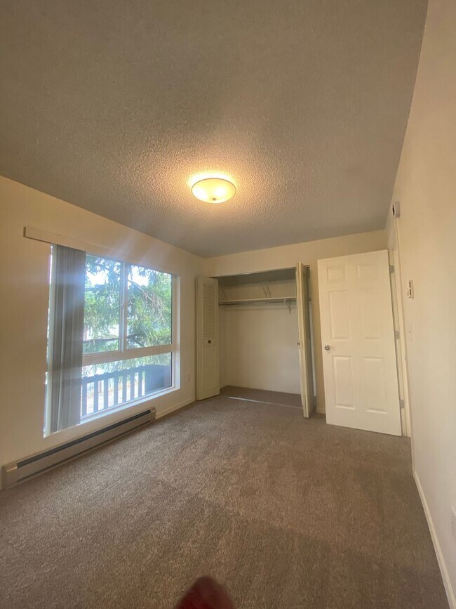 Building Photo - Move-in Special $500 off 1st months' rent!...