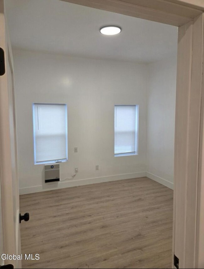 Building Photo - 31 Van Zandt St