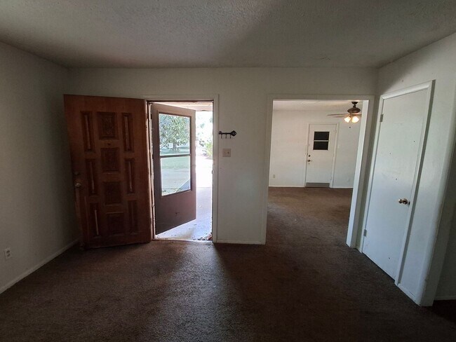Building Photo - 1425 Mimosa Dr
