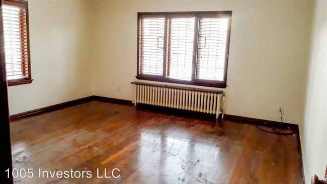 Building Photo - 1005 E Roy St