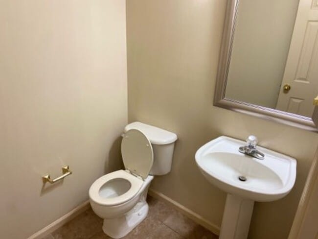 Building Photo - 418 Village Pl