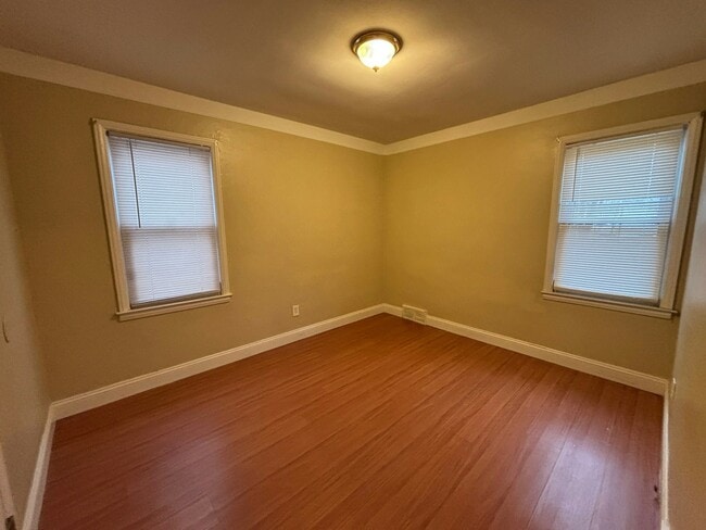 Building Photo - 920 E Mapledale Ave