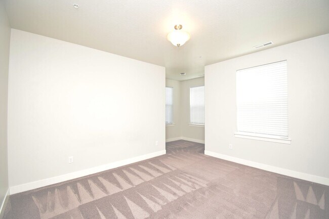 Building Photo - Bright 3 bed Condo with Pool, HOA, and Great Amenities!!