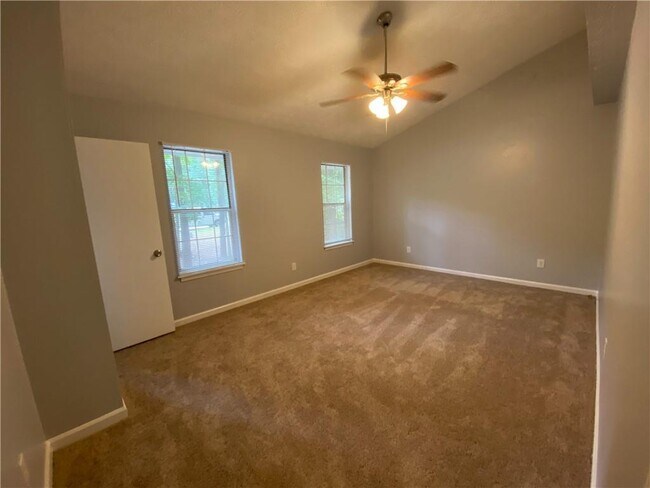 Building Photo - 2012 Oakwood Dr