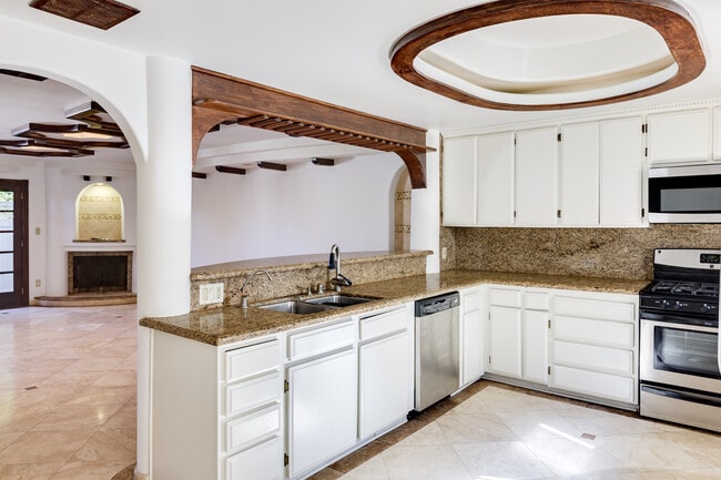 Building Photo - 13959 Victory Blvd