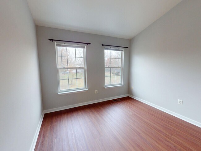 Building Photo - Updated Three Bedroom Home W/Full Sized Kitchen, Parking, Back Deck, & 2,640 Square Feet!