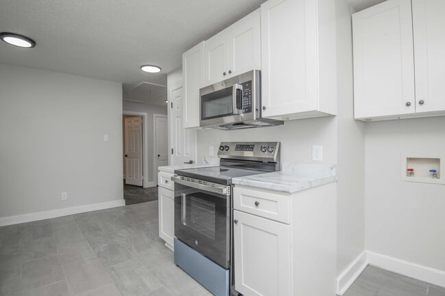 Building Photo - 2440 Woodbine Ave