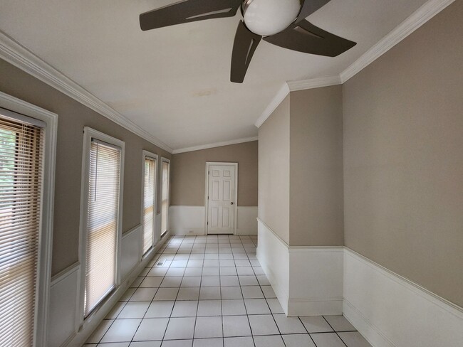 Building Photo - 624 Crown Pointe Dr