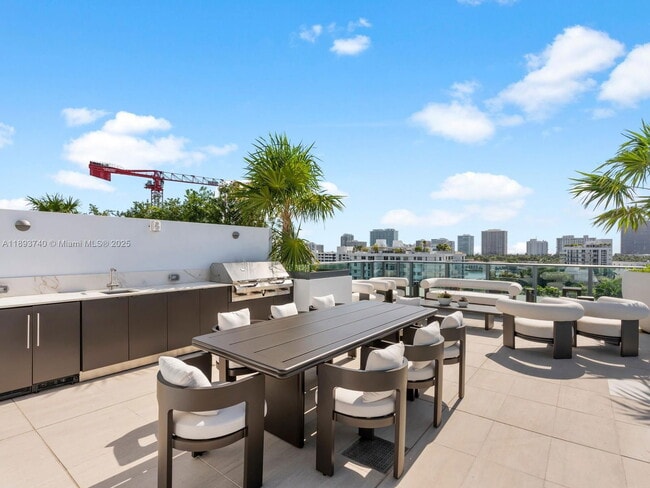 Building Photo - 9901 W Bay Harbor Dr