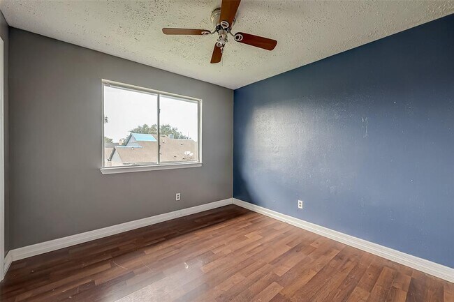 Building Photo - 2026 Sandy Knoll Dr