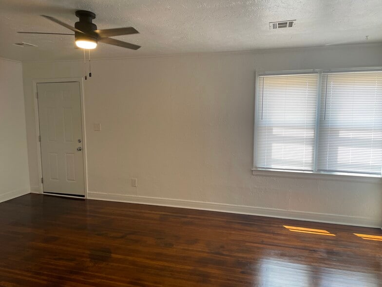 Building Photo - 910 W Cantwell Ave