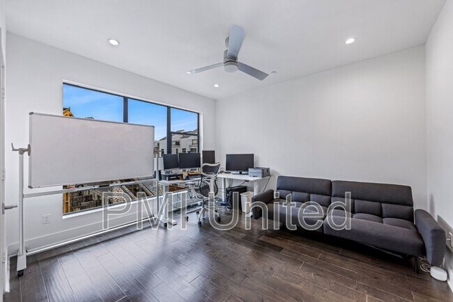 Building Photo - 425 W 9th St