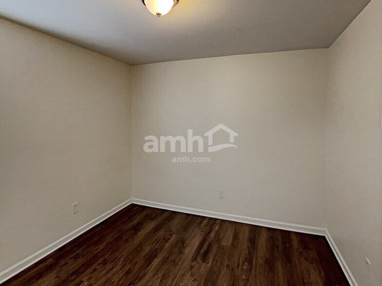 Building Photo - 325 Balaban Cir