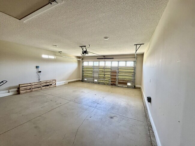 Building Photo - Beautiful Brick 3/2 in popular neighborhood!