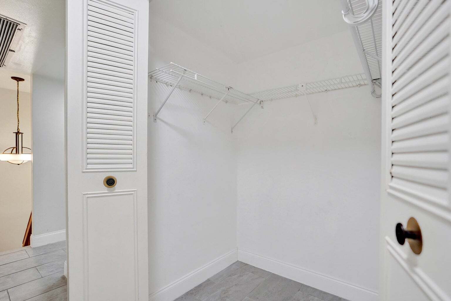 Building Photo - 4260 Village Dr
