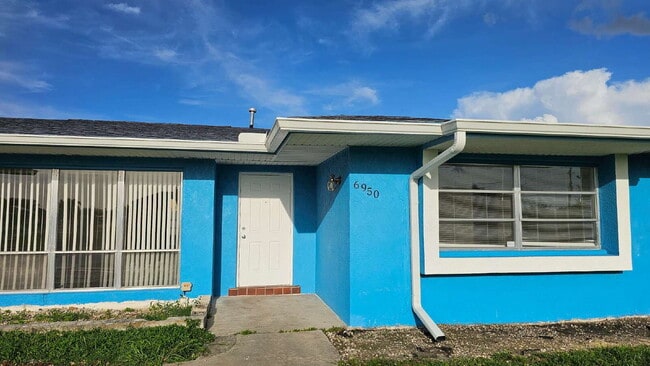 Building Photo - 3 Bedroom Pool Home in North Port - Rent I...