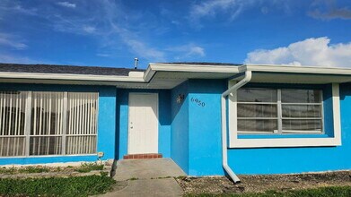 Building Photo - 3 Bedroom Pool Home in North Port  - MOVE ...