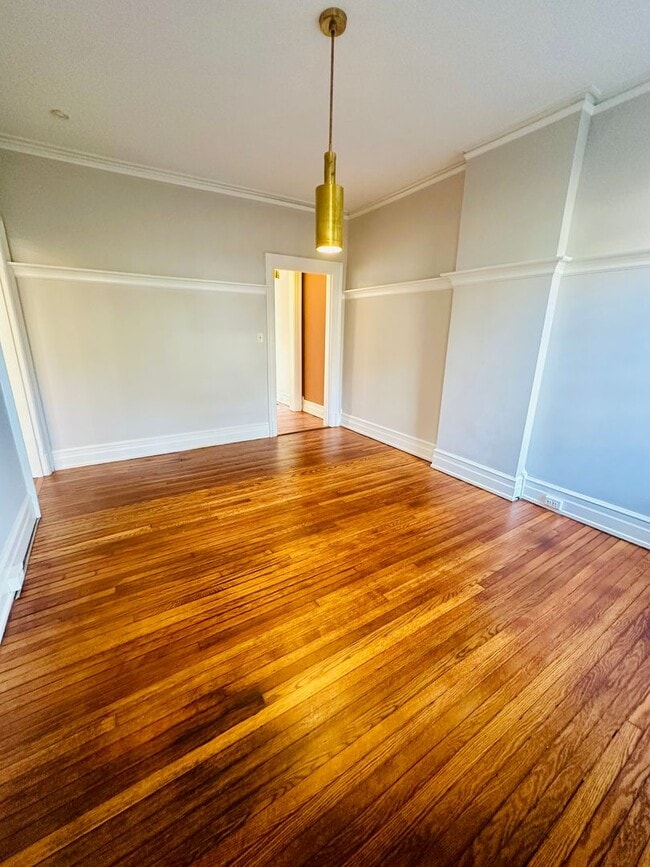 Building Photo - Charming 3bdrm/1.5bth Home Conveniently Located in Richmond's Carytown Area w/Private Balcony!!