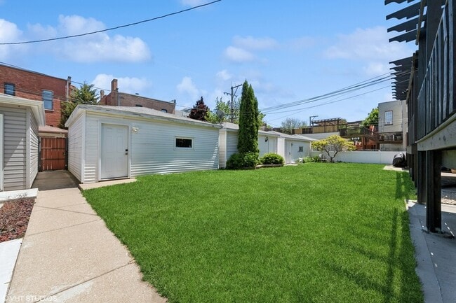 Building Photo - 3125 S Giles Ave