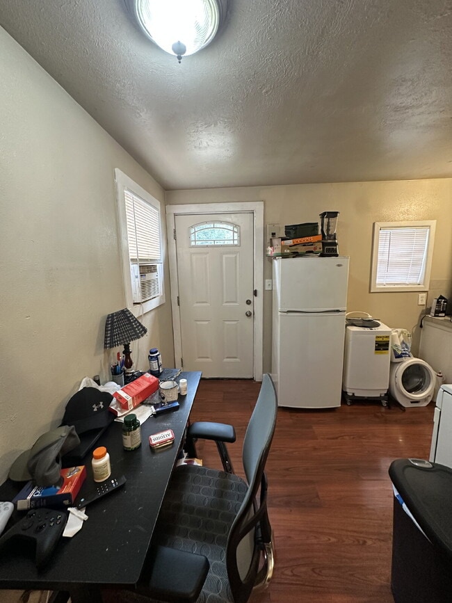 Building Photo - Charming & Cozy Back House Near Texas Tech!