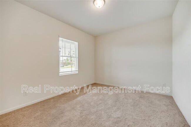 Building Photo - 713 Peach Tree Ln