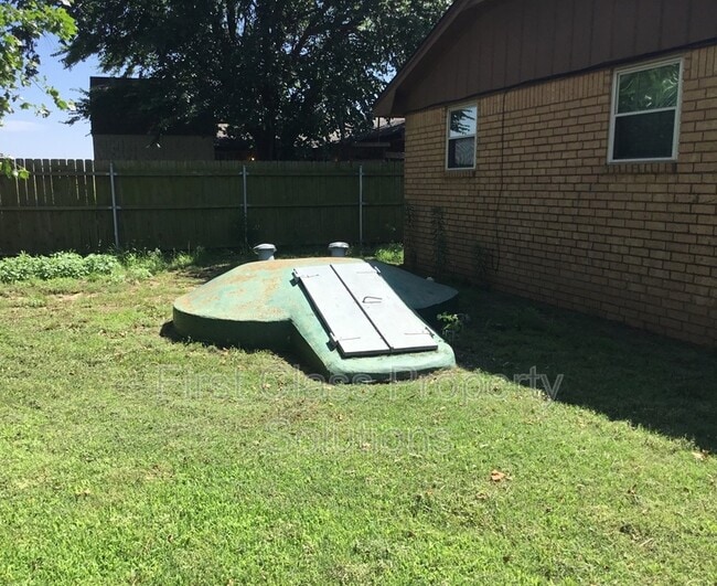 Building Photo - 2807 S Estate Dr