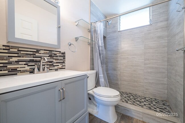 Building Photo - $2,100 / 2br - 700ft2 -| 2bd/1ba Renovated...