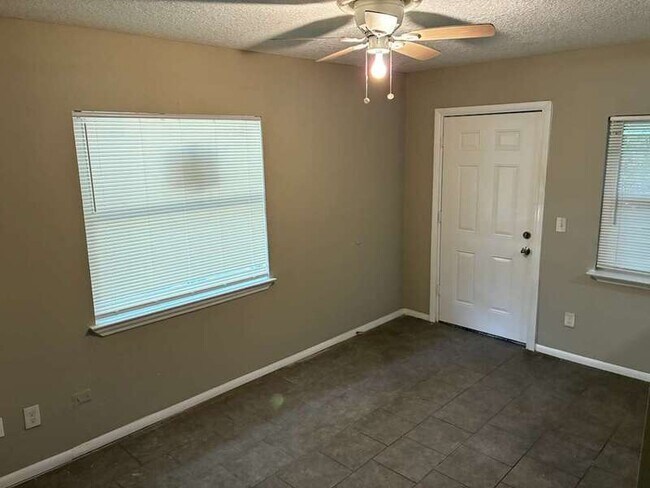 Building Photo - 6330 Fabian Dr