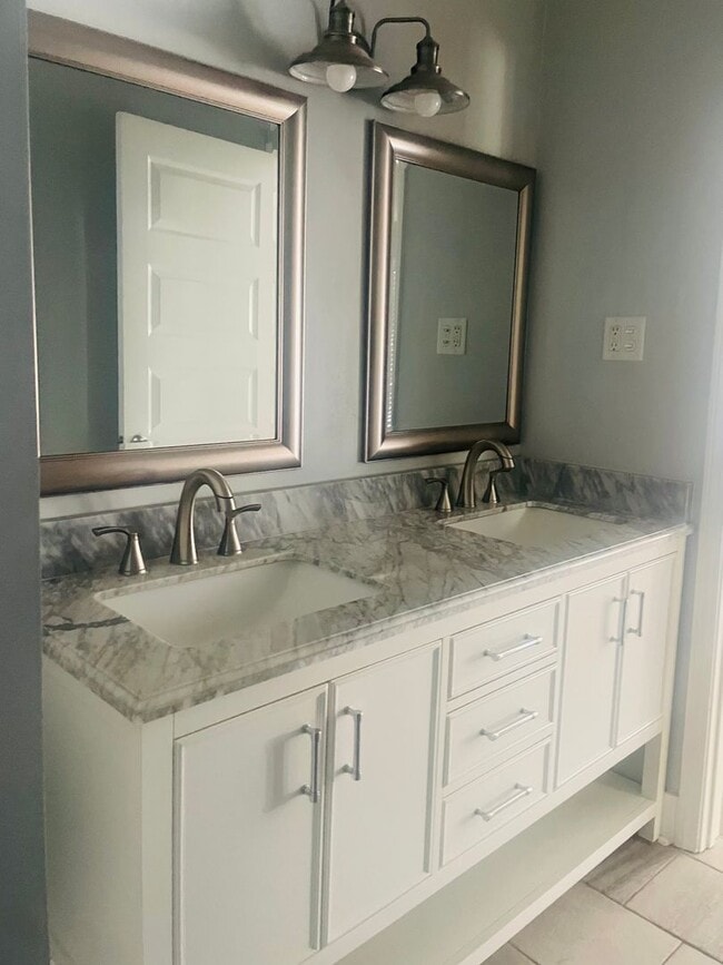 Building Photo - 3 Bedroom/2 Bathroom - Move-In Ready!!