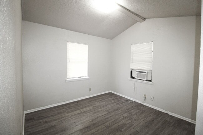 Building Photo - 2915 Christian Dr