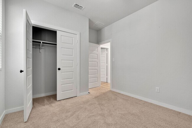 Building Photo - Cozy 3 Bedroom Home in Blue Ridge Ranch- Growing Southeast San Antonio Area!