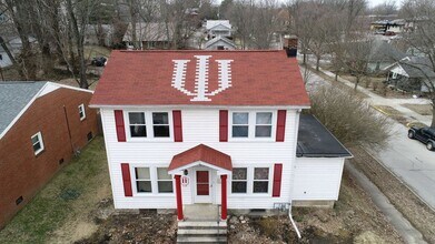 Building Photo - LARGE 5 Bed/2Bath Hoosier-style home close...