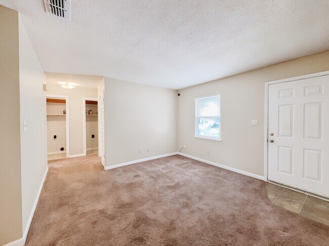 Building Photo - "Charming 2-Bedroom Retreat  in Mary Esther, FL!"