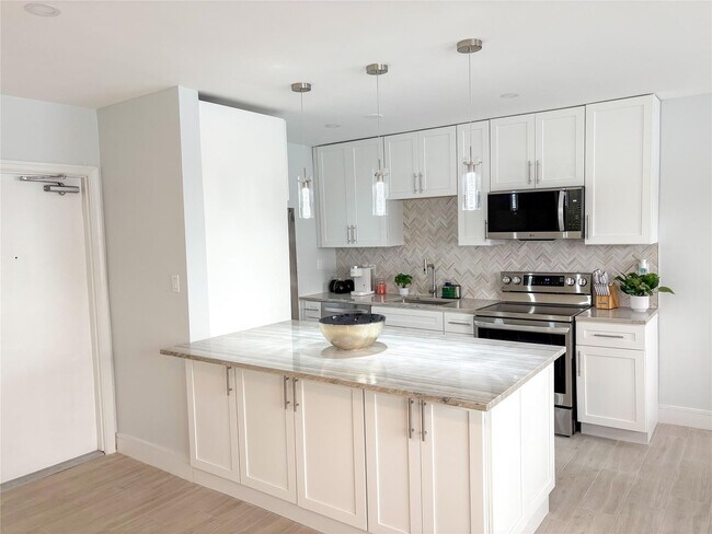 Building Photo - 4541 N Ocean Dr