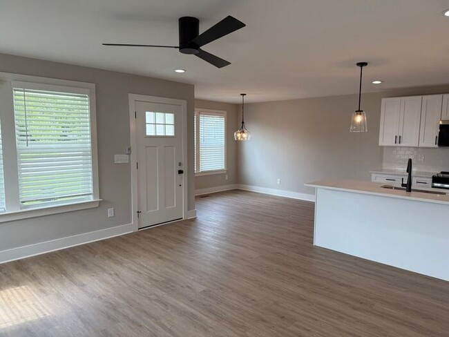 Building Photo - Lovely New Home in Old Hickory - Fenced in...