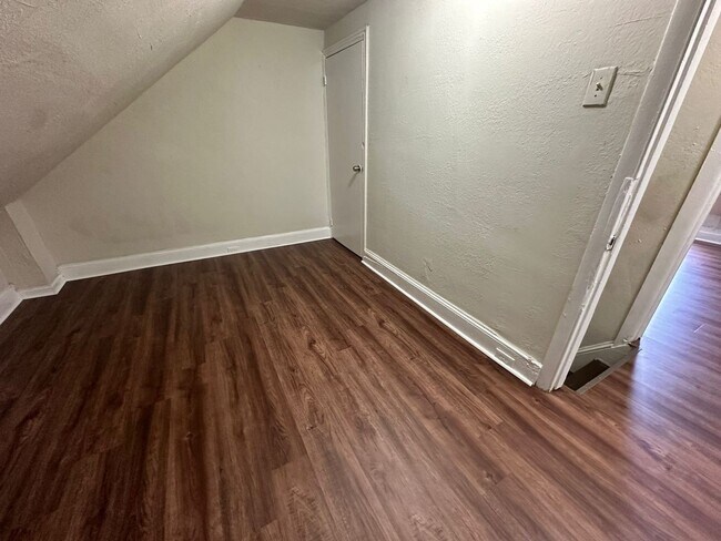 Building Photo - NEWLY UPDATED 4 BED 1 BATH HOME FOR RENT.