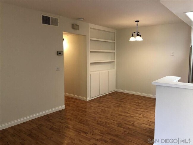 Building Photo - 2 Bed, 1 Bath Upstairs Condo with Private ...