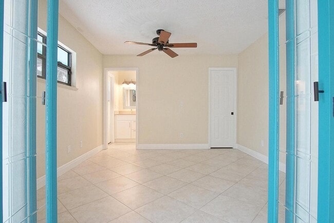 Building Photo - 1232 SW Knollwood Dr