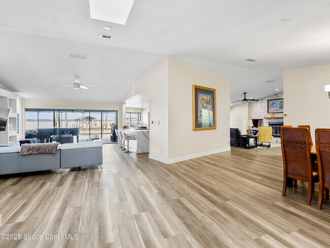 Building Photo - 165 Crispin St