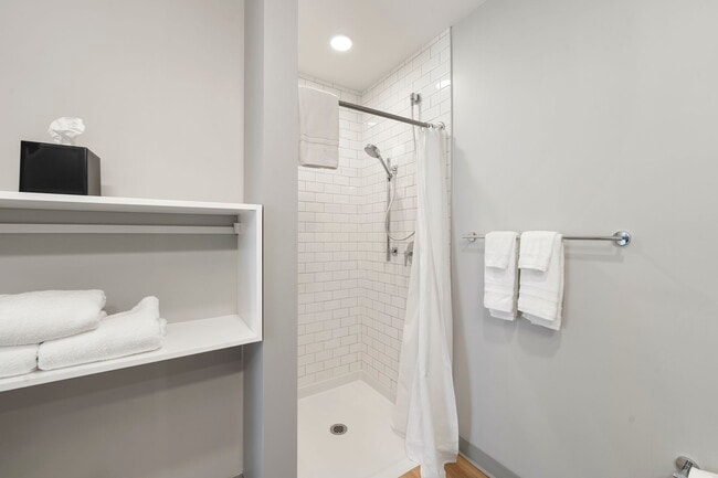Building Photo - Cozy Studio Suite, Steps from River North & Shops