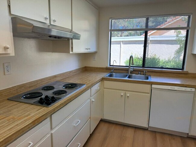 Building Photo - 2 story townhome with attached garage & no shared walls! Move in ready!