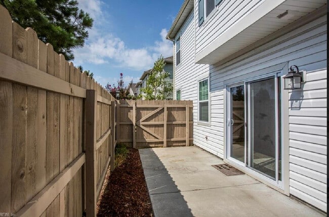 Building Photo - 1685 Halesworth Ln