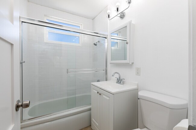 Building Photo - 5726 Lasaine Ave