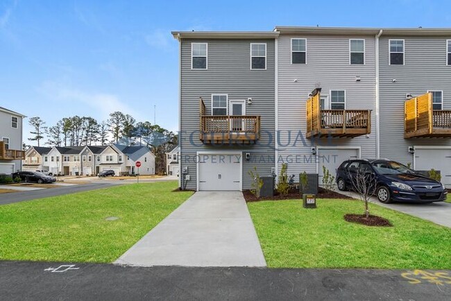 Building Photo - End Unit Town Home | 2nd Floor Back Deck |...