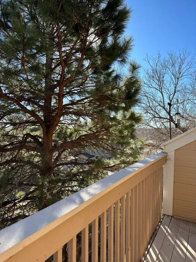 Building Photo - Sunny & Spacious 2-Bedroom Townhome