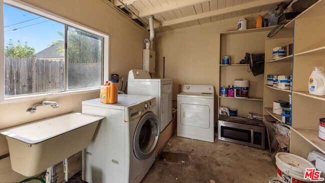 Building Photo - 237 S Doheny Dr