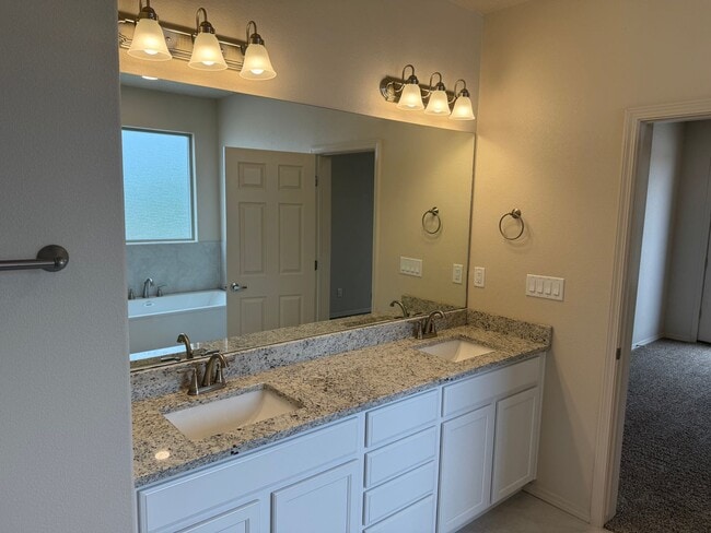 Building Photo - AMAZING CUSTOM HOME IN MARIPOSA