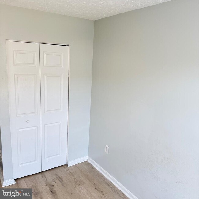 Building Photo - 2423 W Rosecroft Village Cir