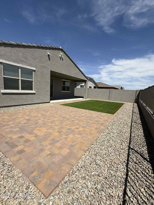 Building Photo - 15995 W Honeysuckle Dr